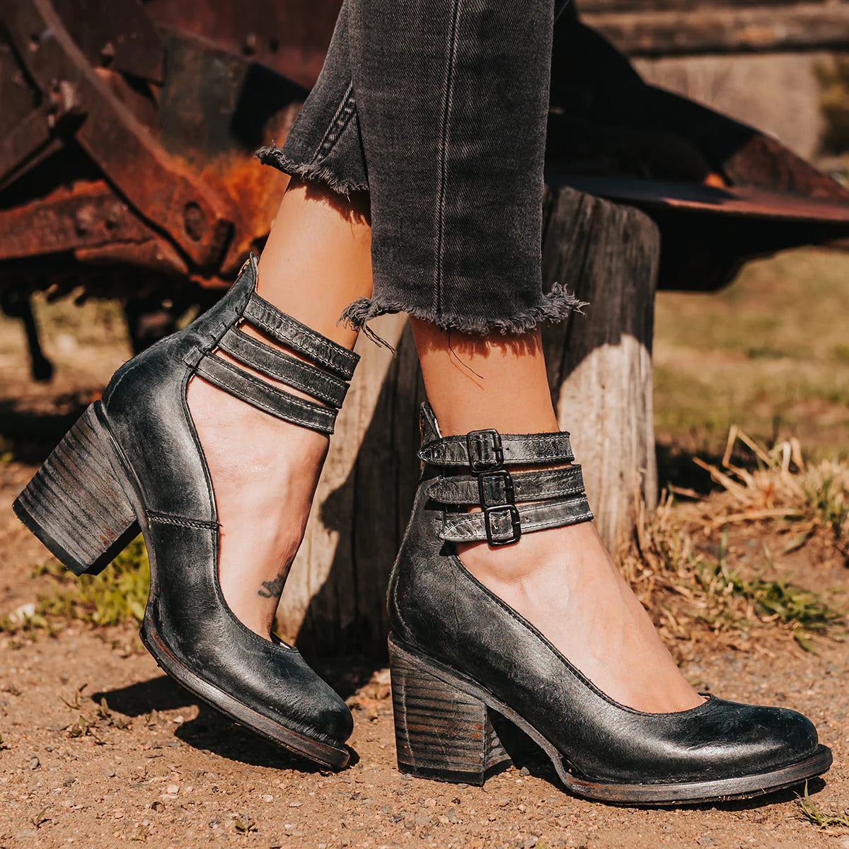 Classic ankle strap block heel in black