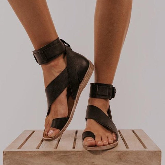 Cross strap toe ring flat sandal in black