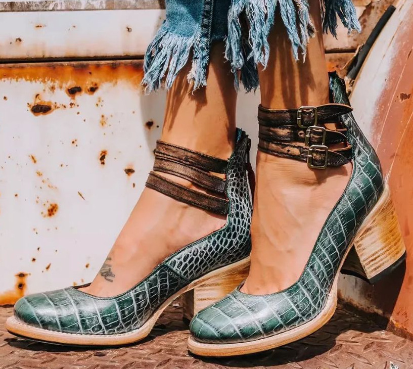 Classic ankle strap block heel in snake green