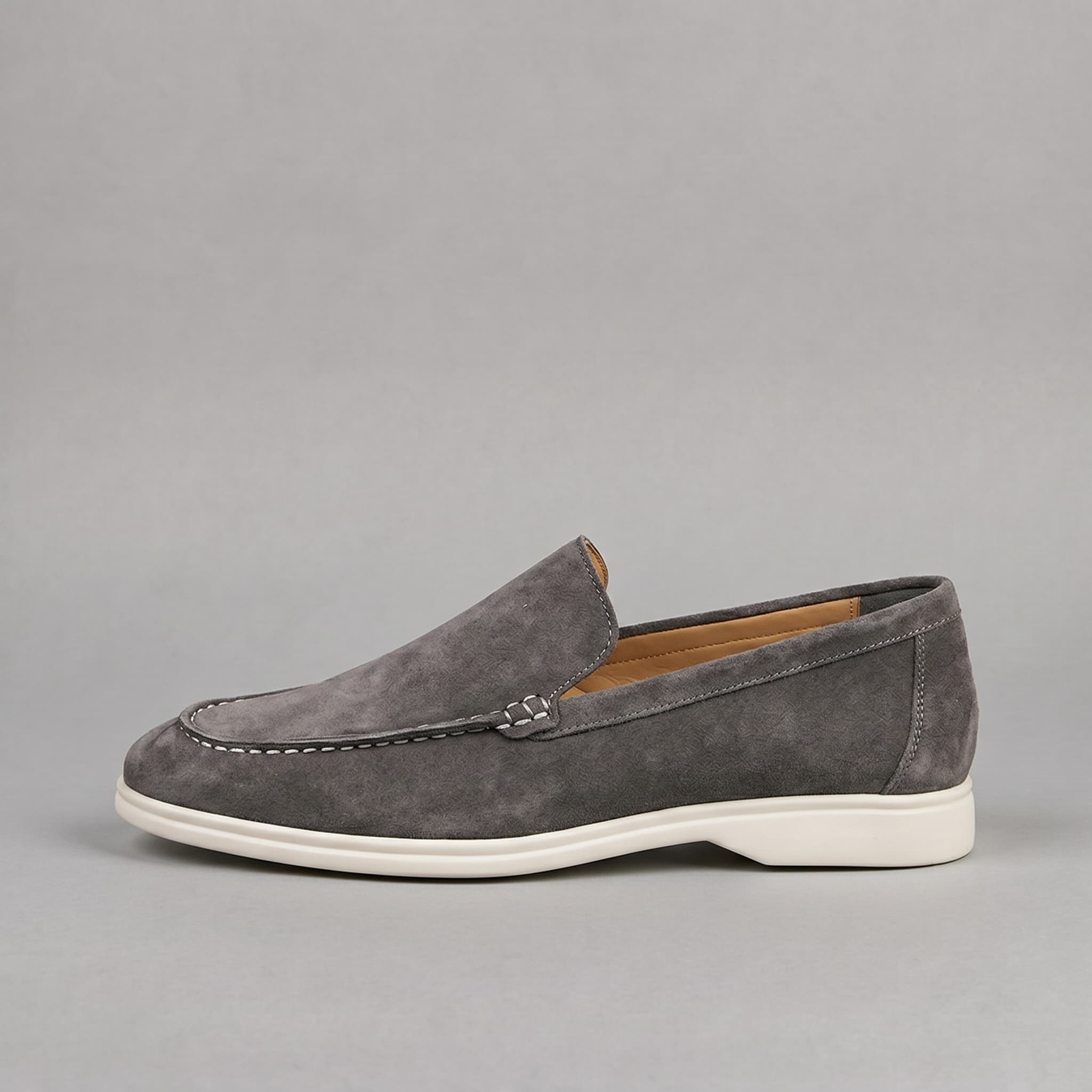 Sheepskin suede loafer with white rubber sole in dark gray