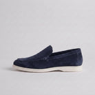 Sheepskin suede loafer with white rubber sole in navy